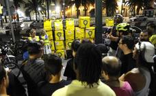 Un centenar de repartidores de Glovo paran en Málaga para exigir mejores condiciones