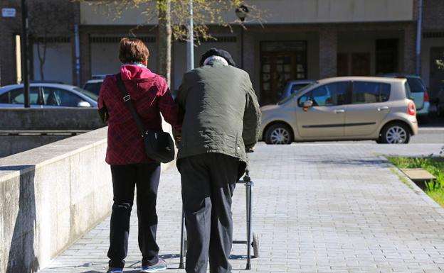 Dos ancianos pasan dos noches durmiendo en un parque de Oviedo tras ser desahuciados
