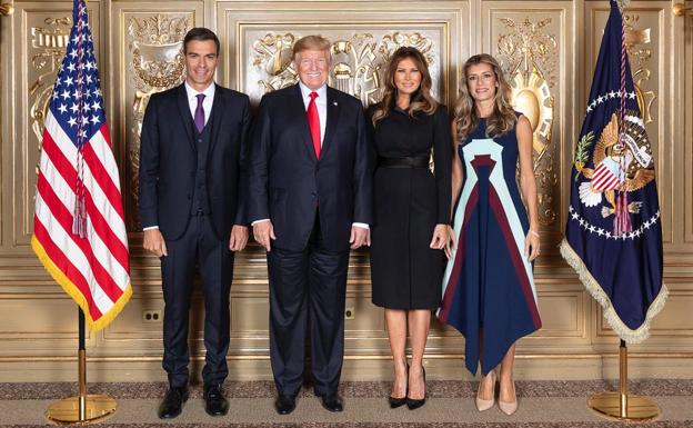 La foto de Pedro Sánchez y Begoña Gómez con los Trump