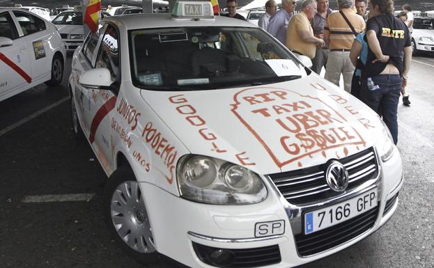 El taxi denuncia ante la CNMC la «huelga a la japonesa» de Uber y Cabify