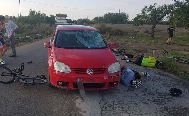 Un conductor de 67 años atropella a ocho ciclistas en Lorca