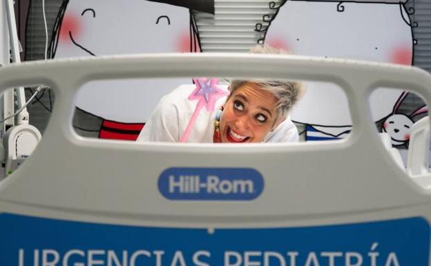 Una enfermera 'mágica' que mitiga el dolor de los más pequeños a toque de varita