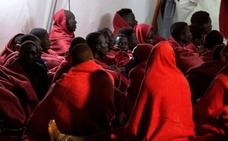 Trasladan a Málaga a 96 inmigrantes rescatados en dos pateras