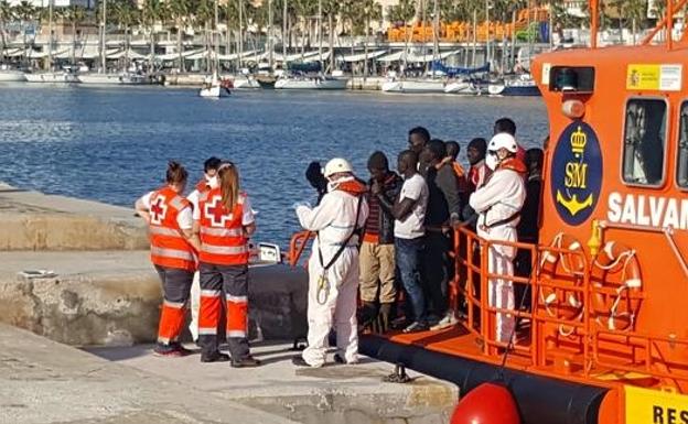 Trasladan a Málaga y Motril a 375 migrantes rescatados de siete pateras en el Mar de Alborán