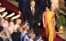 Putin trata de sortear las sanciones en su viaje a India