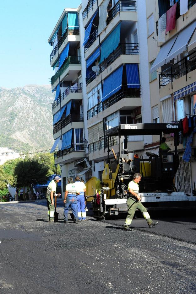 El Ayuntamiento asfaltará 40 calles de todo Marbella en tres meses