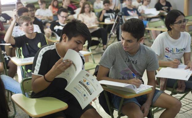 La literatura de Manuel Alcántara vuelve a los colegios de Málaga