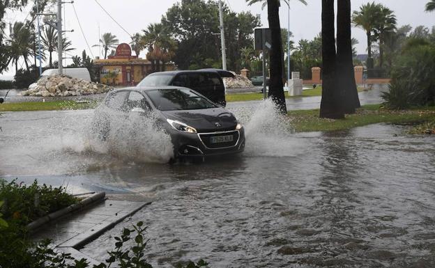 Una tromba de agua inunda San Pedro y desborda un arroyo en Benajarafe