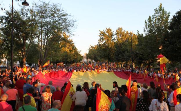 El alcalde de Antequera emite un bando para animar a engalanar los balcones con banderas españolas