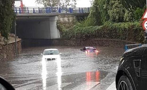 La tromba de agua obliga a cerrar los túneles entre Cabopino y Nueva Andalucía