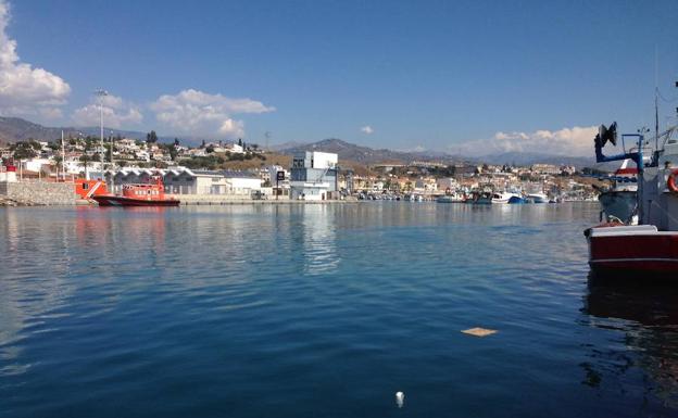 Policías y vecinos rescatan a un joven cuando trataba de suicidarse adentrándose en el mar en Caleta de Vélez