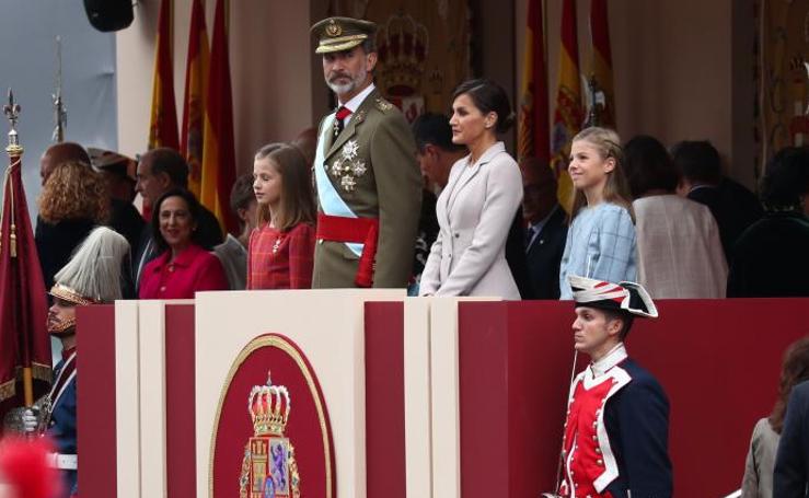 Banderas, aplausos y vivas a España y la Corona