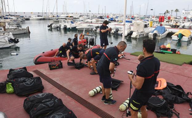 Submarinistas de Bomberos buscan el origen de vertidos en playas de Marbella