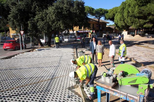 El Ayuntamiento da respuesta a comerciantes y vecinos de Las Chapas con 70 aparcamientos en Elviria