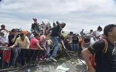 Un millar de migrantes de la caravana llegan a México pese al refuerzo militar