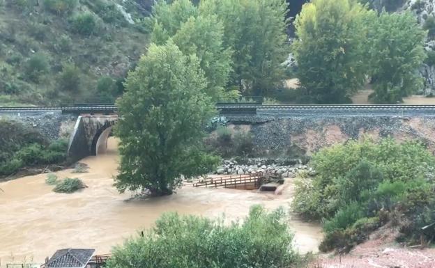 La crecida del río Guadiaro arrasa el nuevo puente de acceso a la Cueva del Gato