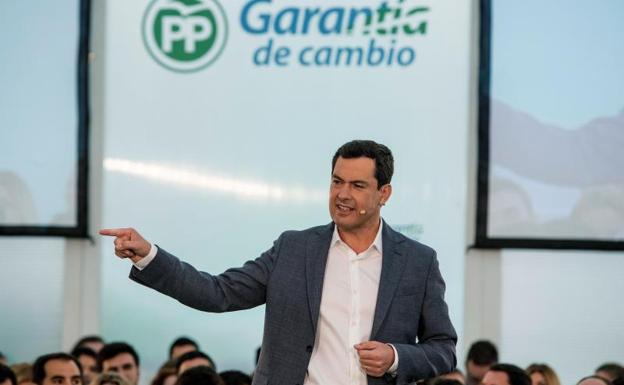 Juanma Moreno acusa al PSOE de intoxicar con las «fake encuestas»