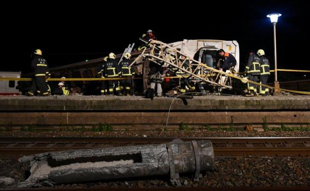 Al menos 18 muertos por el descarrilamiento de un tren en Taiwán