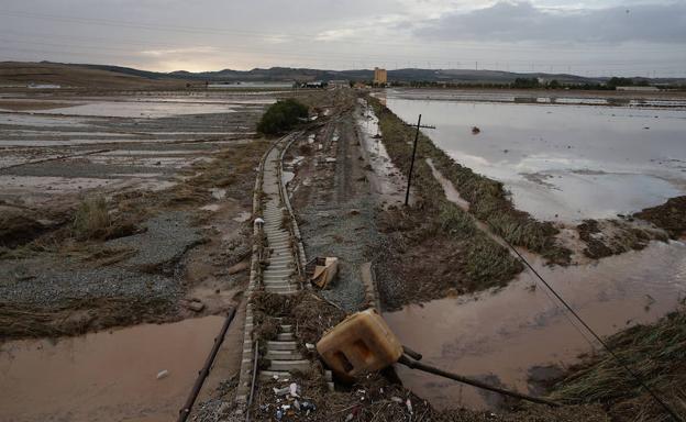 El temporal obliga a cortar cuatro líneas de tren y una docena de carreteras en Málaga