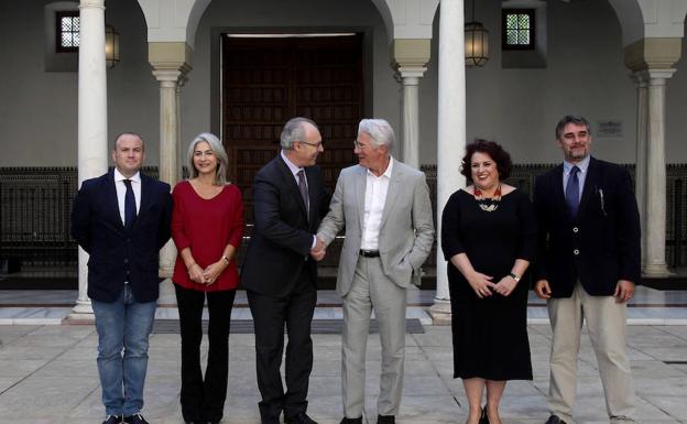 Richard Gere rueda en el Parlamento andaluz