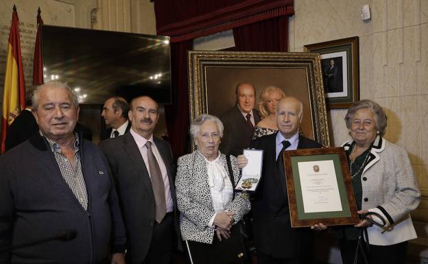 Medallas para el «arte» y la «bondad» de Chiquito de la Calzada y Antonio de Canillas