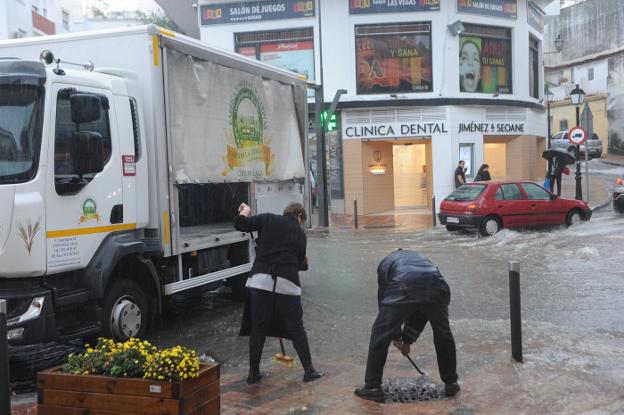 Una tromba de agua descarga en Marbella en media hora y anega las calles del centro