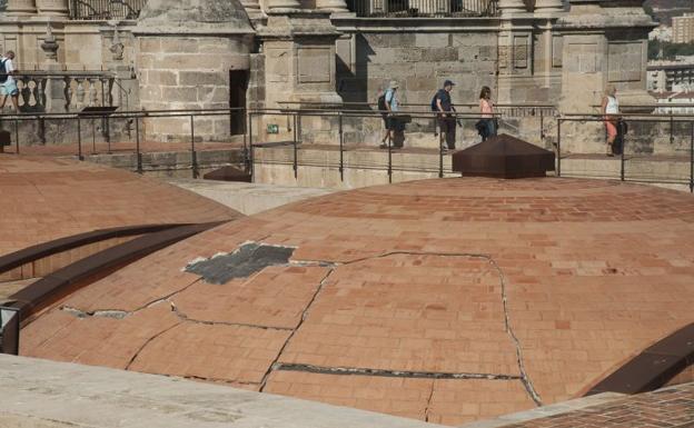 La Catedral de Málaga atraviesa una nueva etapa de lluvias sin solución para sus goteras