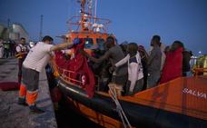 Salvamento Marítimo traslada a Málaga a 248 migrantes rescatados frente a las costas de Almería