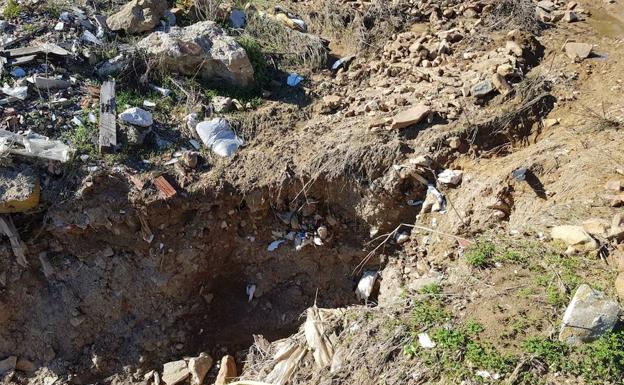 Las lluvias reabren el antiguo vertedero y arrastran basura a la carretera en Carratraca