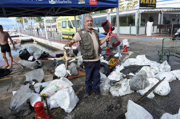 Vasos de plástico, patinetes eléctricos y hasta un dron salen en la limpieza de los fondos del Puerto Deportivo