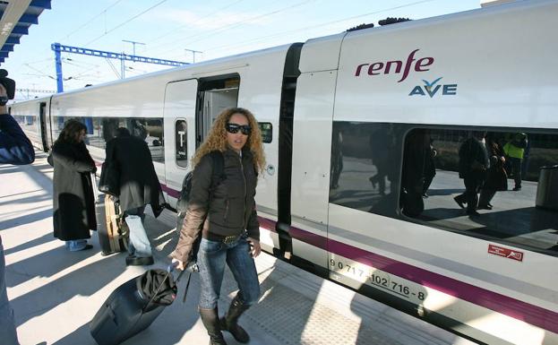 Renfe suprime 295 trenes de pasajeros la víspera del puente por la huelga