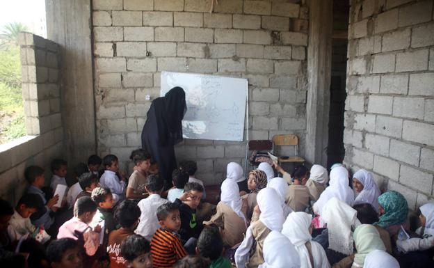 Un profesor de Yemen convierte su casa en un colegio para mantener en las aulas a 700 niños