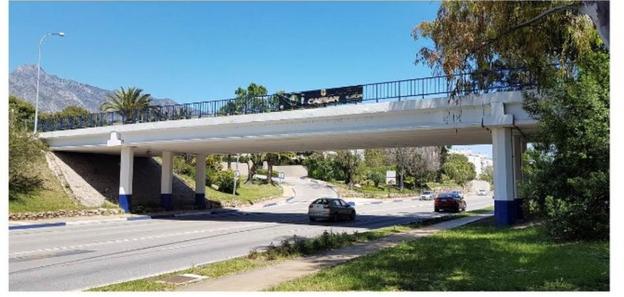 Marbella sustituye los paneles de publicidad en los pasos elevados por jardines colgantes