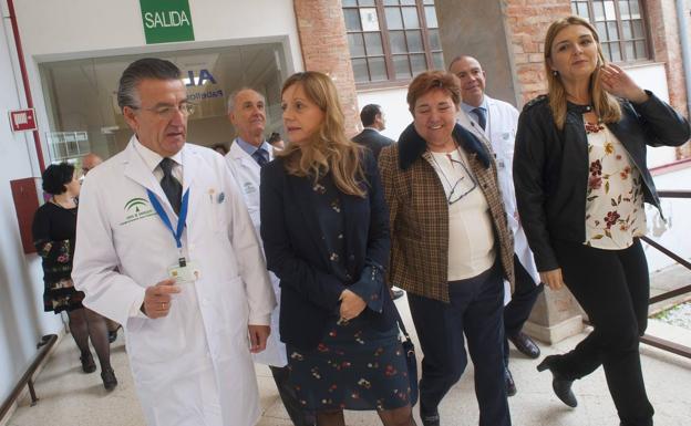 La consejera de Salud asegura que la demora para operarse en Málaga es menor que la media andaluza