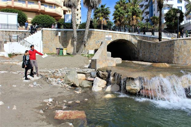 IU denuncia que la empresa de mantenimiento de las playas incurre en incumplimientos