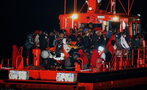 Medio millar de migrantes rescatados este domingo en el mar de Alborán