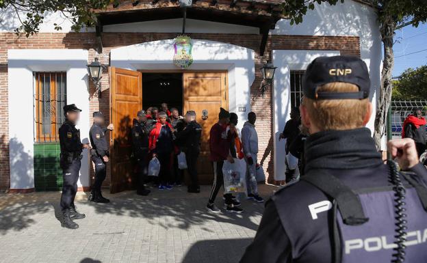 La caseta de la feria comienza a funcionar como centro para acoger a los migrantes rescatados en patera