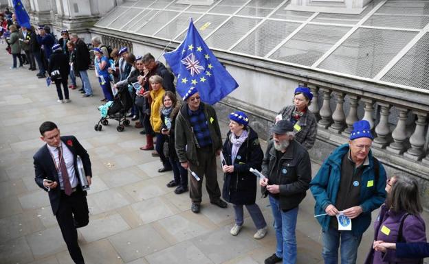 Una cadena humana contra el Brexit frente a Downing Street