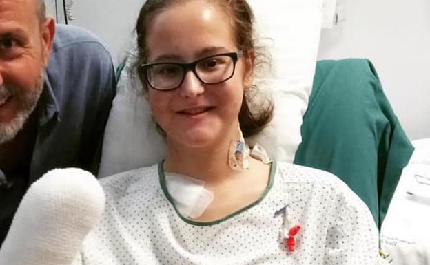 Familiares de Sarah, una joven de 18 años que ha perdido manos y pies, recaudan fondos para comprarle prótesis