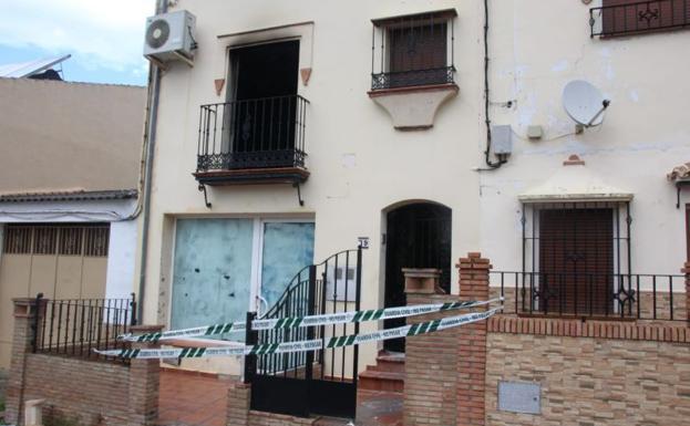 Un padre y su hijo menor de edad fallecen en el incendio de una vivienda en Arriate