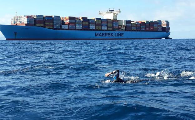 Una singladura entre dos mares: Zorrilla cruza el Estrecho a nado