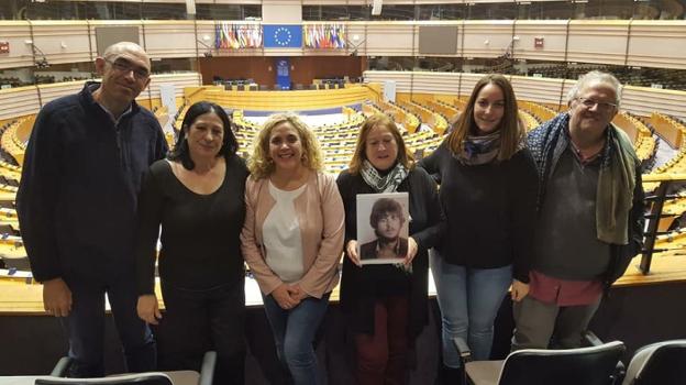 La familia de Caparrós reclama en Bruselas que se impulsen los trámites para esclarecer el caso
