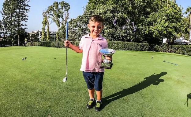'Juanito', el pequeño golfista malagueño al que felicitan los campeones
