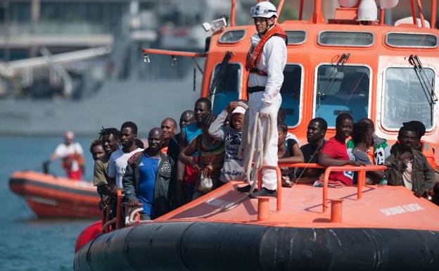 Llegan 148 migrantes al puerto de Málaga rescatados de tres pateras