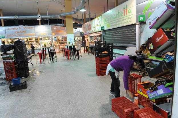 El Ayuntamiento activa el enésimo intento para acabar con las filtraciones de agua en el mercado