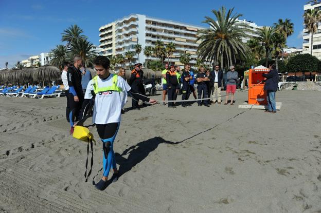 Simulacro de salvamento en playas mediante los puntos naranja