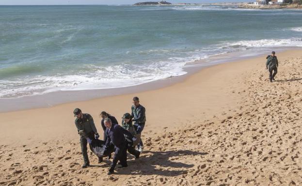 Se elevan a 18 los cadáveres rescatados de la patera naufragada en Cádiz