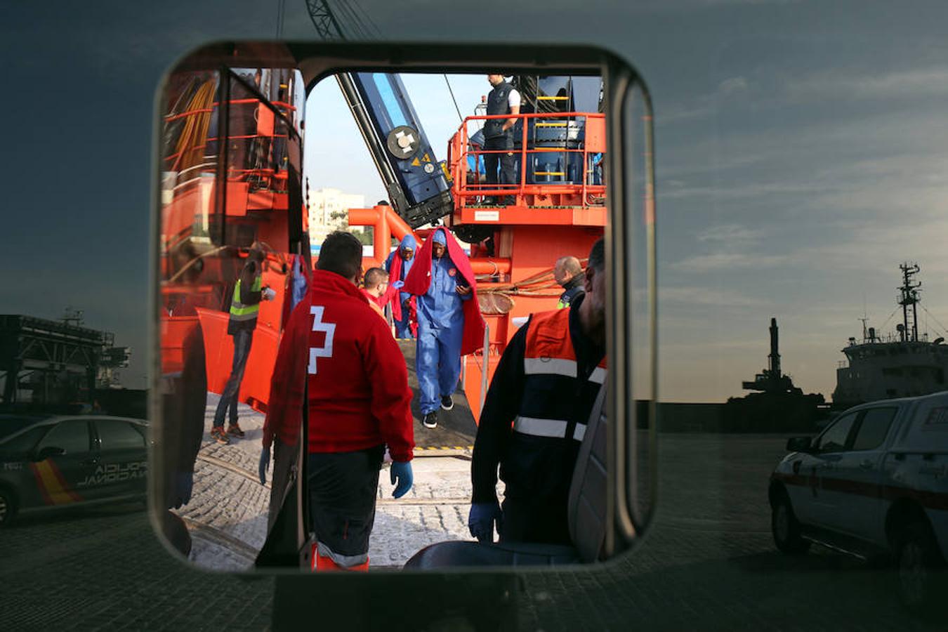 Las imágenes de la llegada de una patera al puerto de Málaga este martes