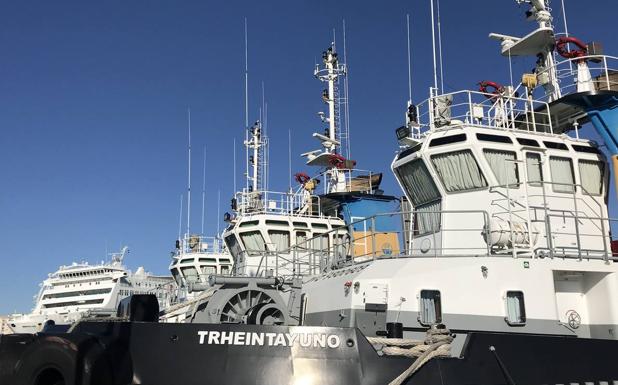 'VEHINTISIETE', 'TRHEINTAYUNO', ... la curiosa historia de los remolcadores del puerto de Málaga