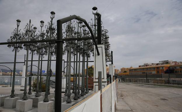 El Ayuntamiento almacena en Cortijo de Torres las farolas de la Alameda